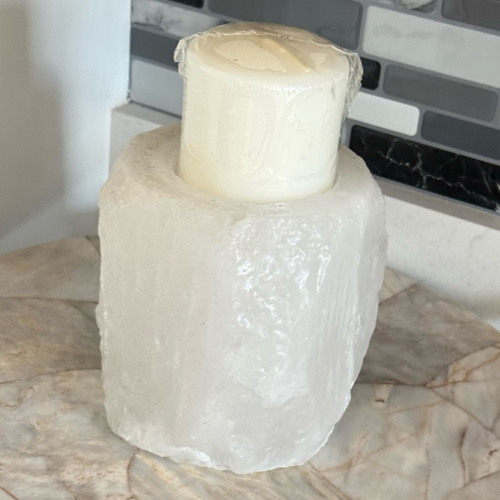 Gorgeous Luxury Elegant White Candle‎ and Holder Himalayan Salt Rock